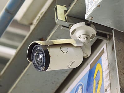 MOBOTIX MOVE バレットカメラ。全天候型のコンパクトネットワークカメラで、最大40mの赤外線LEDを内蔵し、昼夜を問わず監視が可能