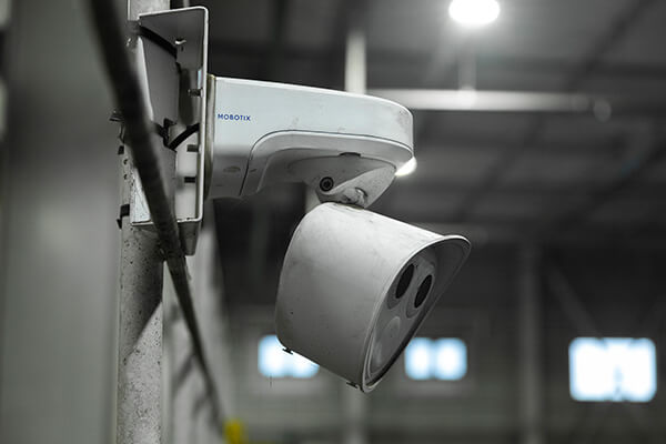燃料貯蔵庫内に設置された MOBOTIX サーマルカメラの実機