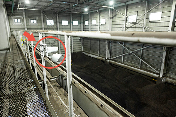 発電所では PKS を燃料として貯蔵している。サーマルカメラ1 台で長辺約20メートル分の範囲(燃料貯蔵庫の横幅半分程度)を「面」で捉え監視する